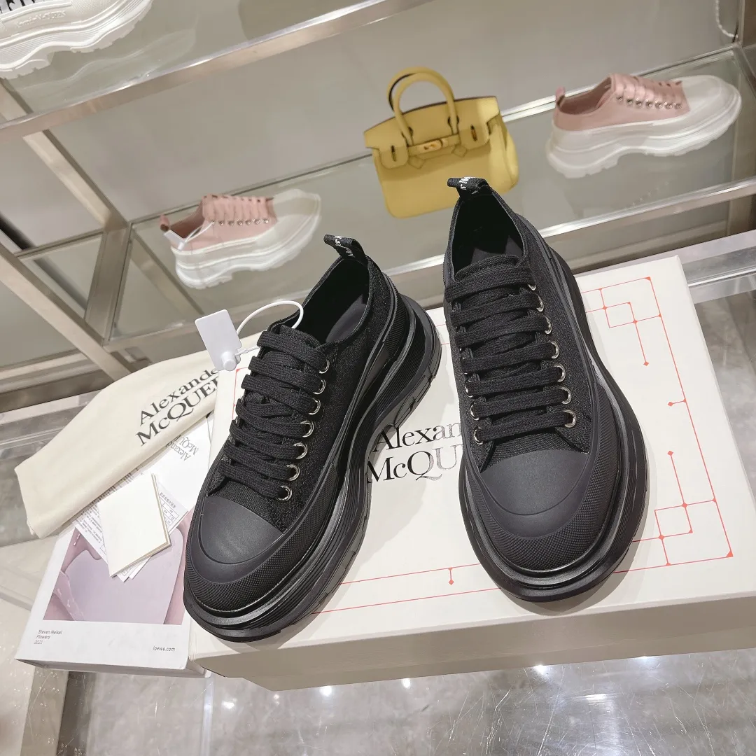 👟👟Ex-factory price 480👟👟 Hot item. Official website new colors factory direct sales! The latest version of Alexander McQueen's men's and women's couple's model is a hit👑Purchasing agent version. Original version 1:1. Fabric: original imported waterproof canvas. Lining: imported water chestnut sheepskin, strong, stain-resistant and breathable. Insole: Imported silk lining Outsole: T👟👟Ex-factory price U several layers of original combination sole (not an ordinary sole on the market) Packaging: Comes with original shoe box, cloth bag, certificate card Code number: 34-45